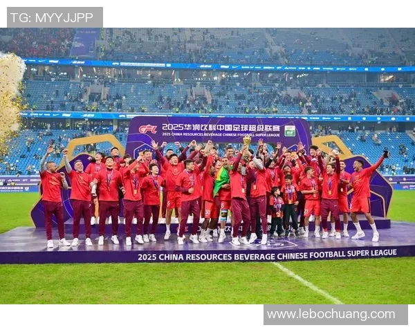 足球明星齐聚上海展开友谊赛引发球迷热烈期待与欢呼